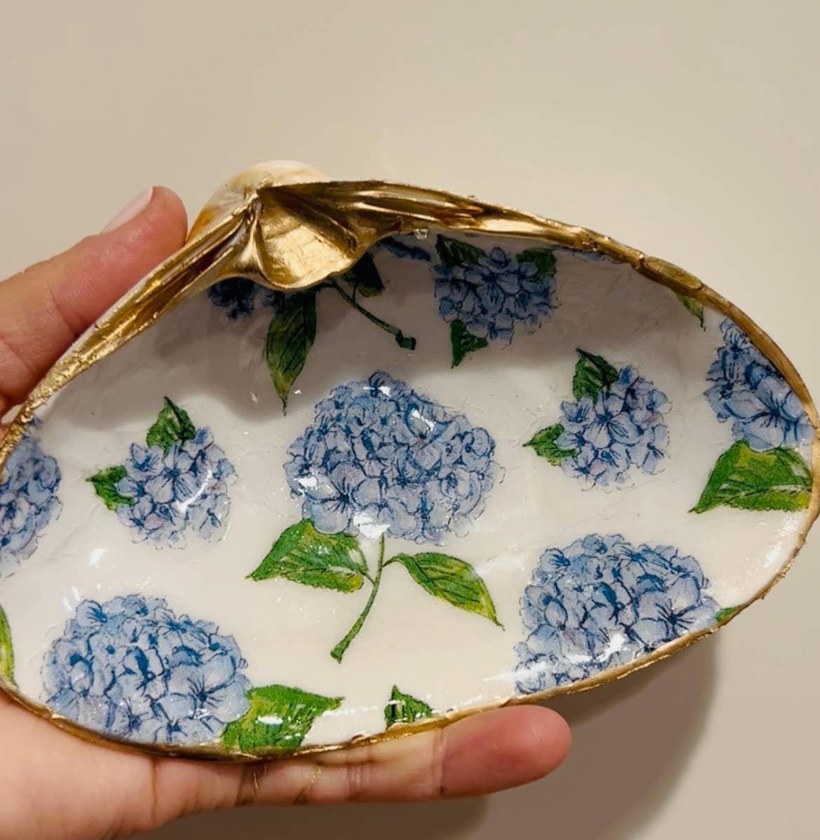 Lulushells - Wholesale Jewelry Dish - Hydrangea Clam0