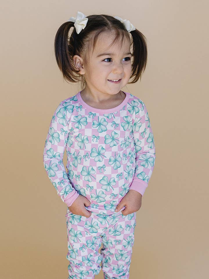 Pigiama in due pezzi per il giorno di San Patrizio in bambù | Trifoglio e fiocchi per la vendita all'ingrosso da parte di Lucky Panda Kids