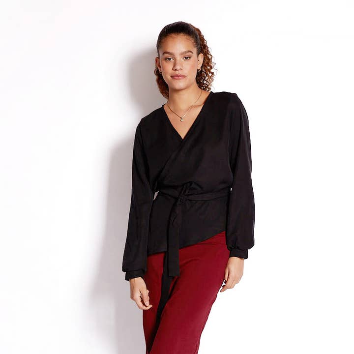 KONO asymmetrisk wrap bluse i sort lavet af TENCEL® for engroshandel hos WiDDA berlin