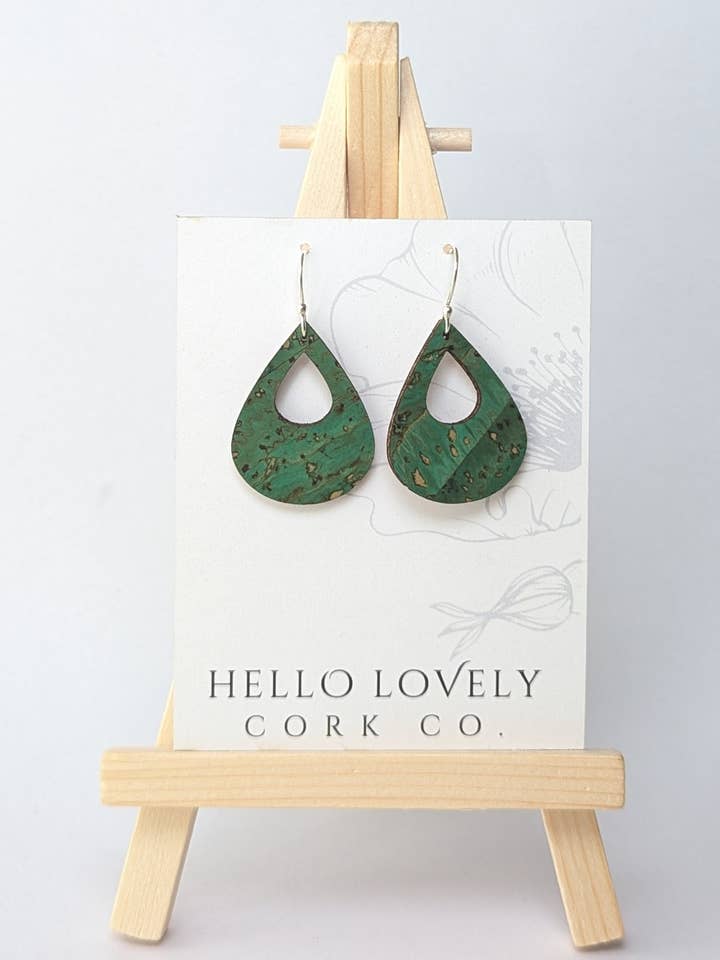 Græsgrønne korkøreringe - Lille dråbeformet for engroshandel hos Hello Lovely Cork Co.