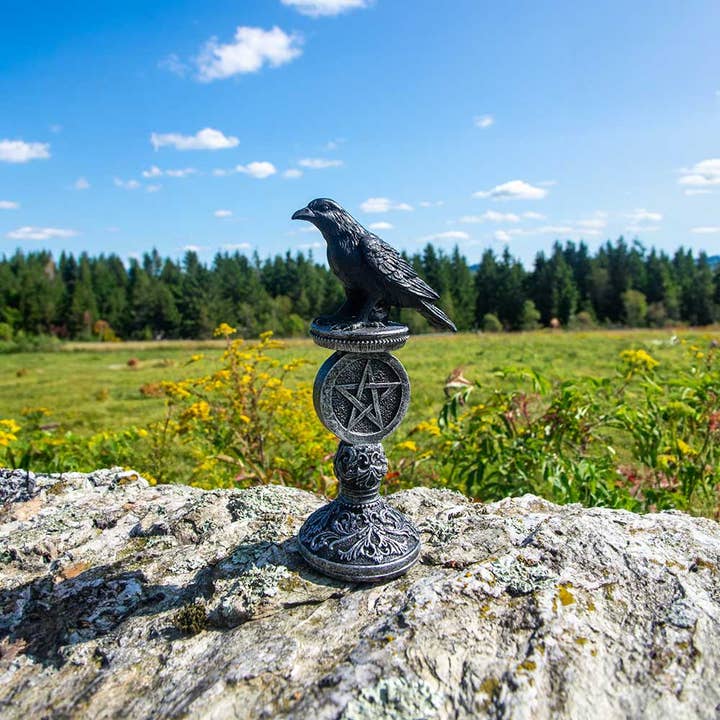 Kheops International – wholesale Dekorativ statyett – Polyresin Korpfigur på Pentakelsockel Antiksilver2