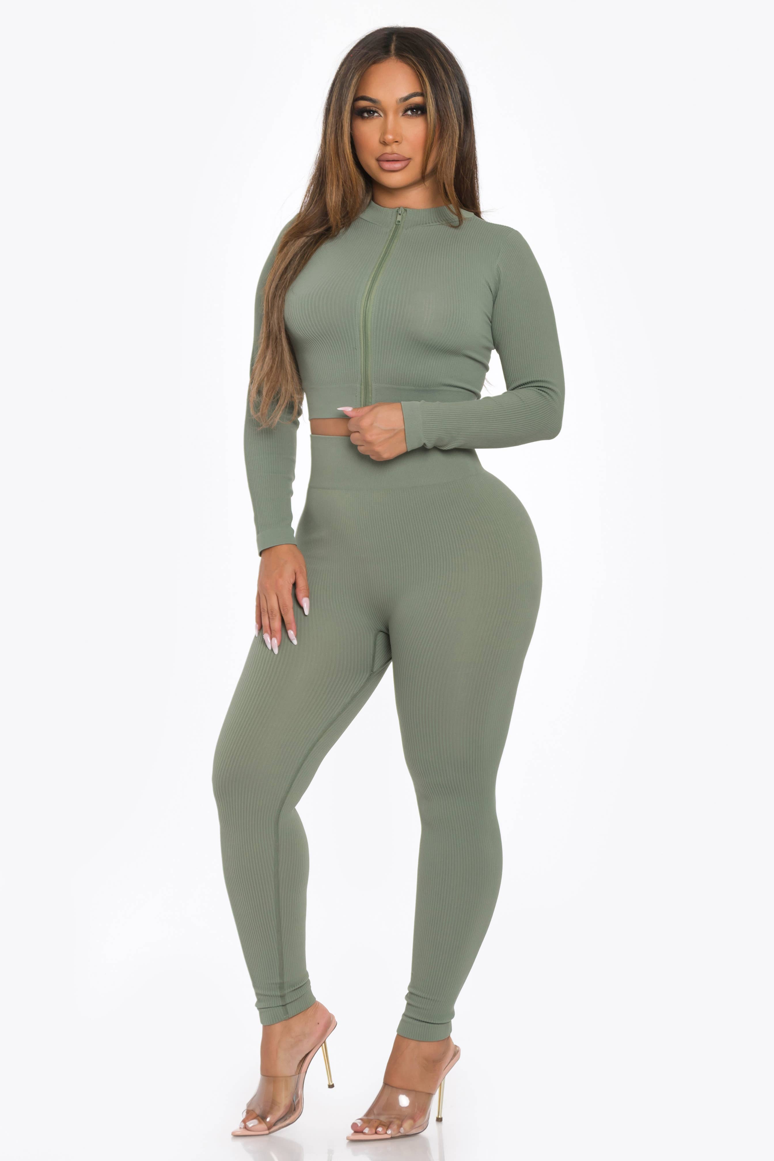 Lime All the Time – Großhandel Set aus Oberteil und Hose (NICHT Loungewear) – Damen – 2-teiliges Set aus Crop-Top und Leggings mit langem Reißverschluss, ohne Nähte10