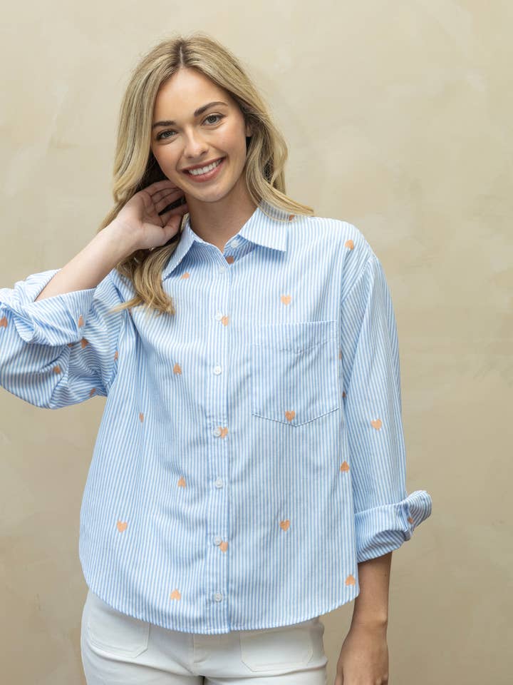 SA10007T - Chemises à rayures bleues avec broderie cœur pour la vente par SPICE ALLEY
