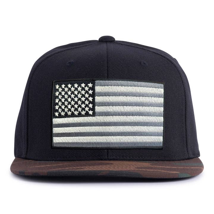 Custom Batch Hats LLC trading as Tailgate Hats - Venta al por mayor Gorra snapback - Hombre - Gorra de camuflaje plana de 6 paneles bordada con bandera de EE. UU.