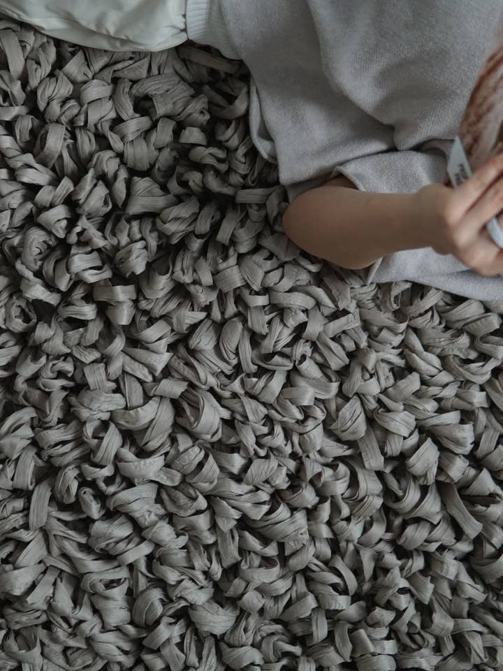 Håndlavet tæppe. Upcycled dekoration fra Portugal for engroshandel hos SOWL