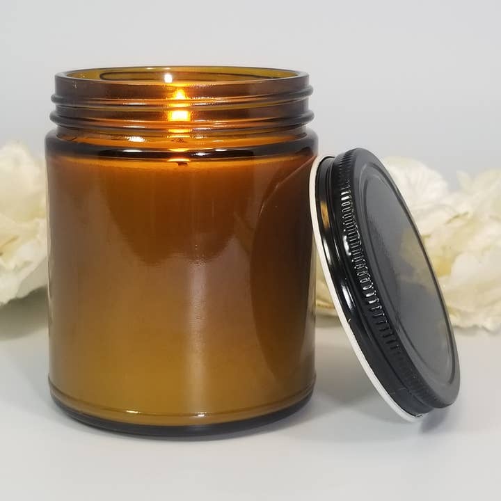 Vit etikett 9 oz bärnstensfärgad glaskruka för ljus svart lock utan varumärke för wholesale av Perla López Baray