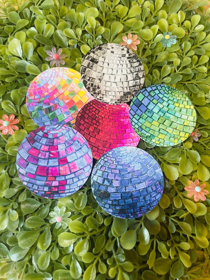 Handgeschilderde discobalstickers van acryl voor wholesale door Sharp Thoughtlings