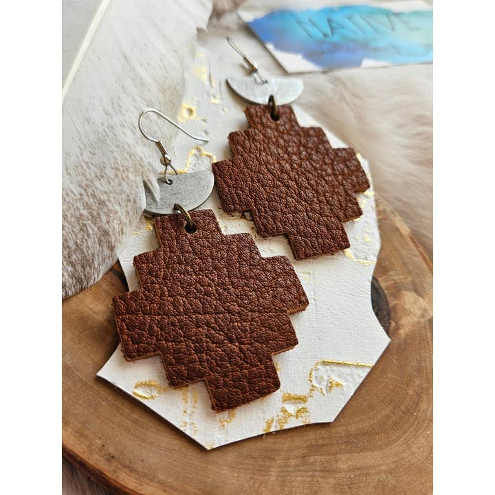 Native Leather Co - Vente Boucles d'oreilles pendantes - Boucles d'oreilles en cuir marron inspirées du sud-ouest avec dessus en argent3