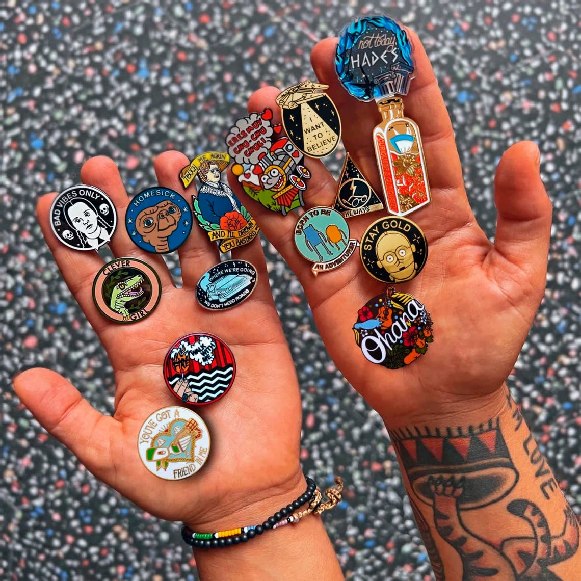 La Barbuda - No U.S. custom fees - Wholesale Lapel Pin/Button - Stay Gold Pin By La Barbuda2