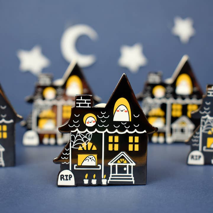 Épinglette en émail Spooky Ooky House pour la vente par The Moonborn