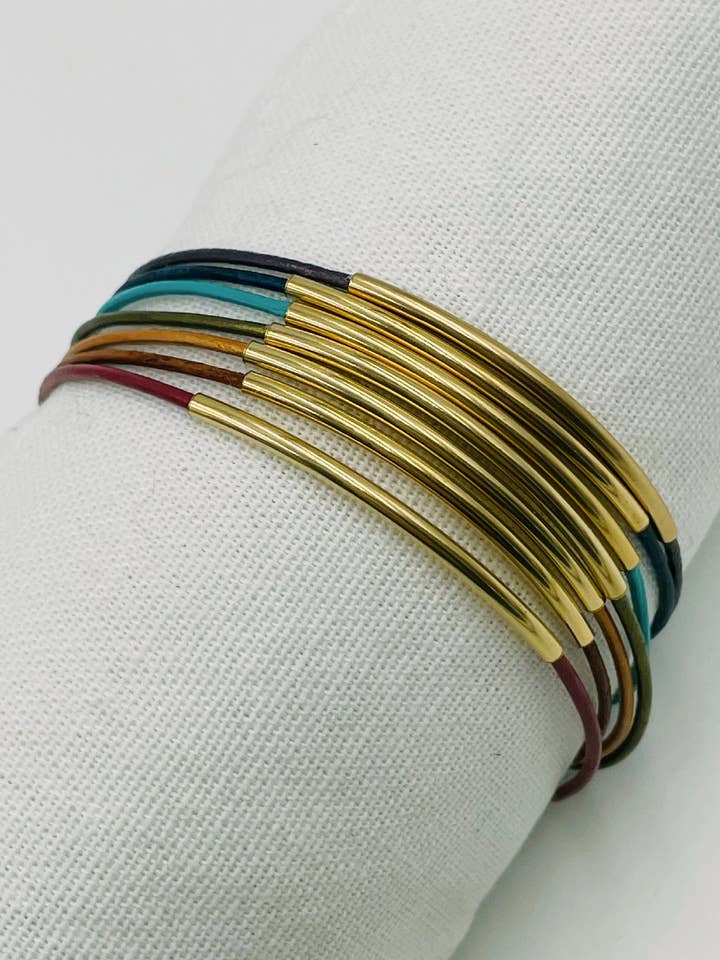 Il bracciale Joni in oro per la vendita all'ingrosso da parte di Delicate Hardwear