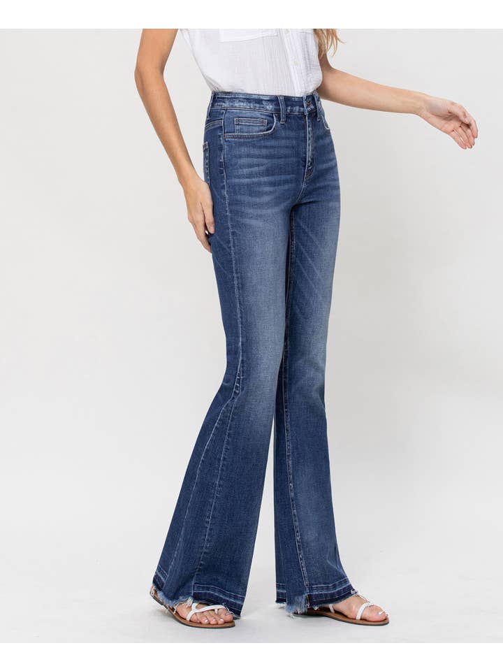 PIÙ SCURO E PIÙ SCURO JEANS SUPER FLARE CON INSERTO A VITA ALTA CON ORLO SFRANGIATO F4552 in vendita all'ingrosso su Faire5