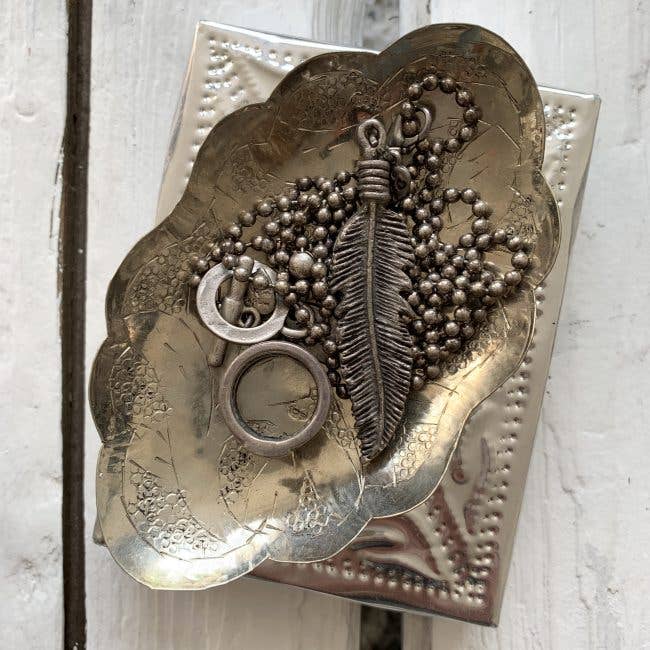 ByBazz - Vendita all'ingrosso Ciotole/Piatti decorativi - Set di 3 ciotole in metallo argentato, 6 modelli artigianali unici6