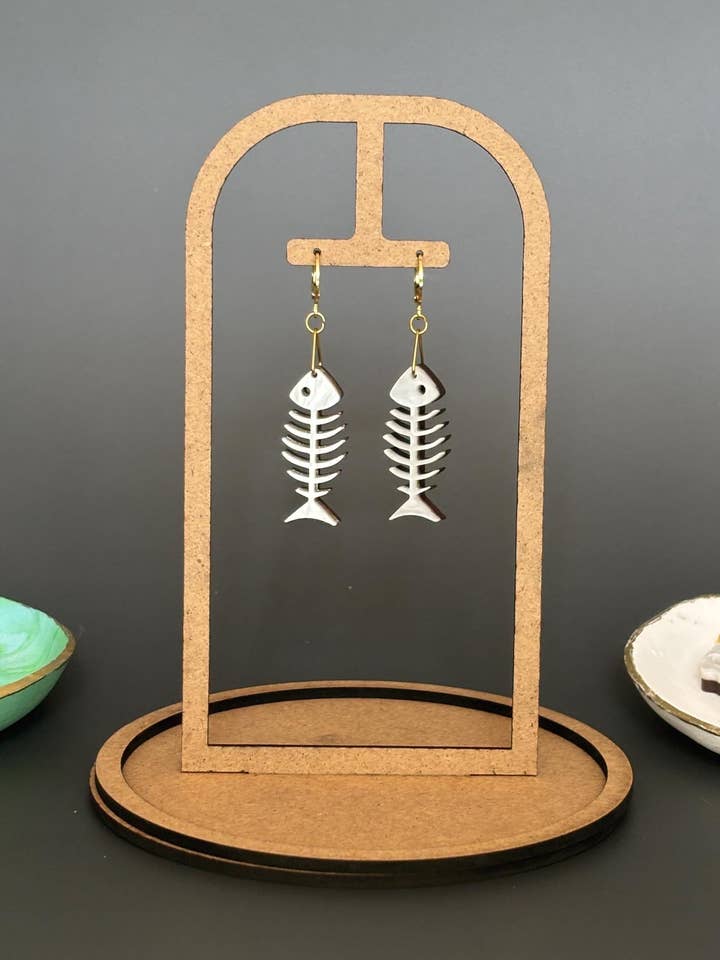 Boucles d'oreilles arête de poisson – cadeau nacré pour amoureux des chats, bijou audacieux alternatif, style mignon et effrayant, esthétique Y2K pour la vente par Squishy Jewellery