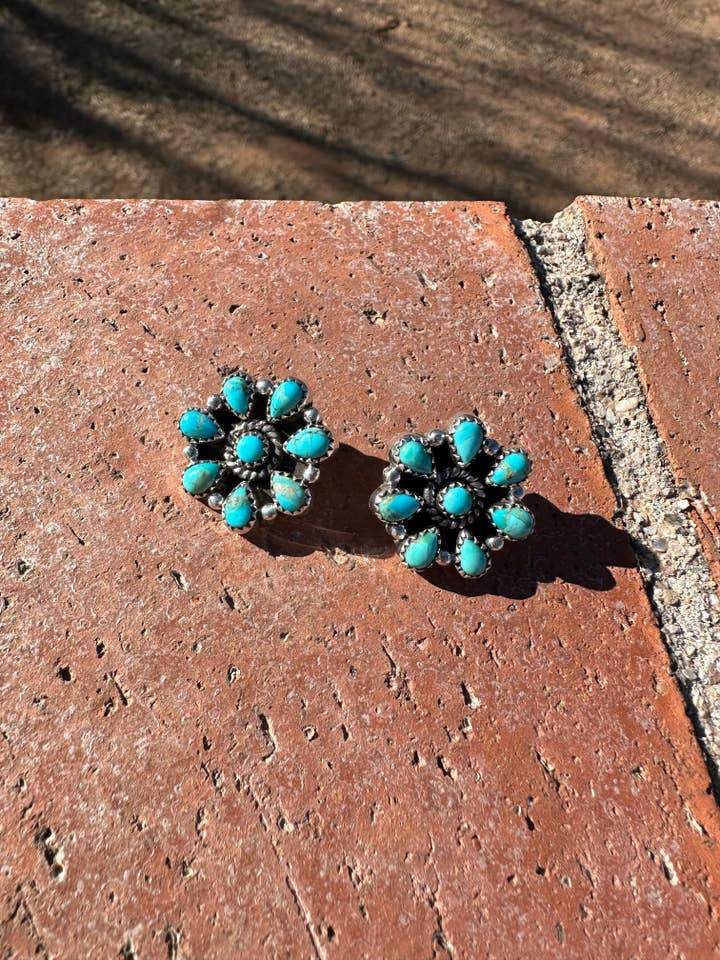 Boucles d'oreilles en argent sterling et turquoise avec grappe de fleurs faites à la main signées Nizhoni 8 PIERRES LESLIES FAV pour la vente par Nizhonitradersllc