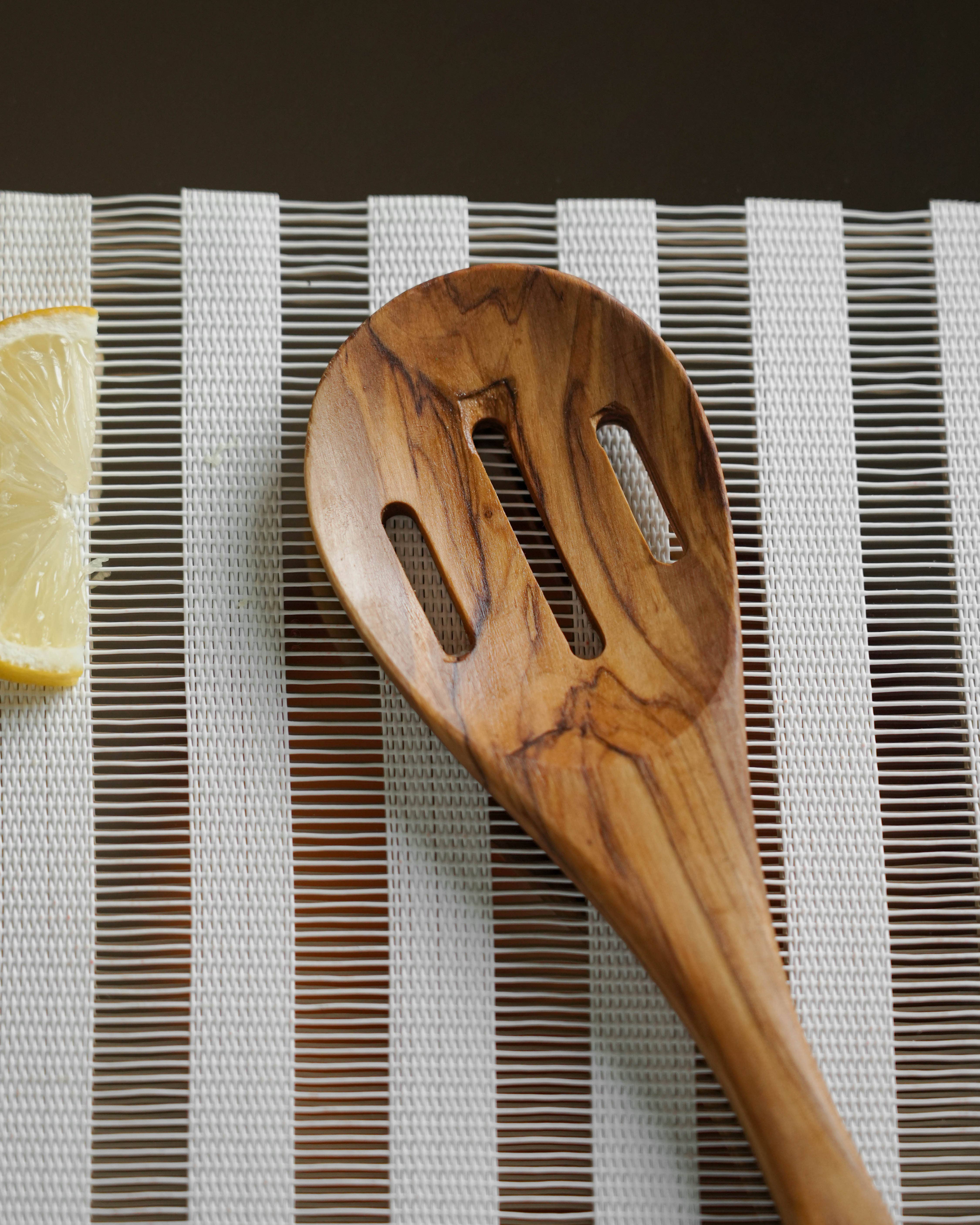 Handcrafted Olivewood - Vente Ustensile de service - Cuillère à fentes en bois d'olivier faite à la main pour servir1