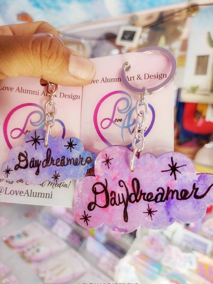 Dagdrømmer Håndmalet Cloud nøglering for engroshandel hos Love Alumni Art & Design