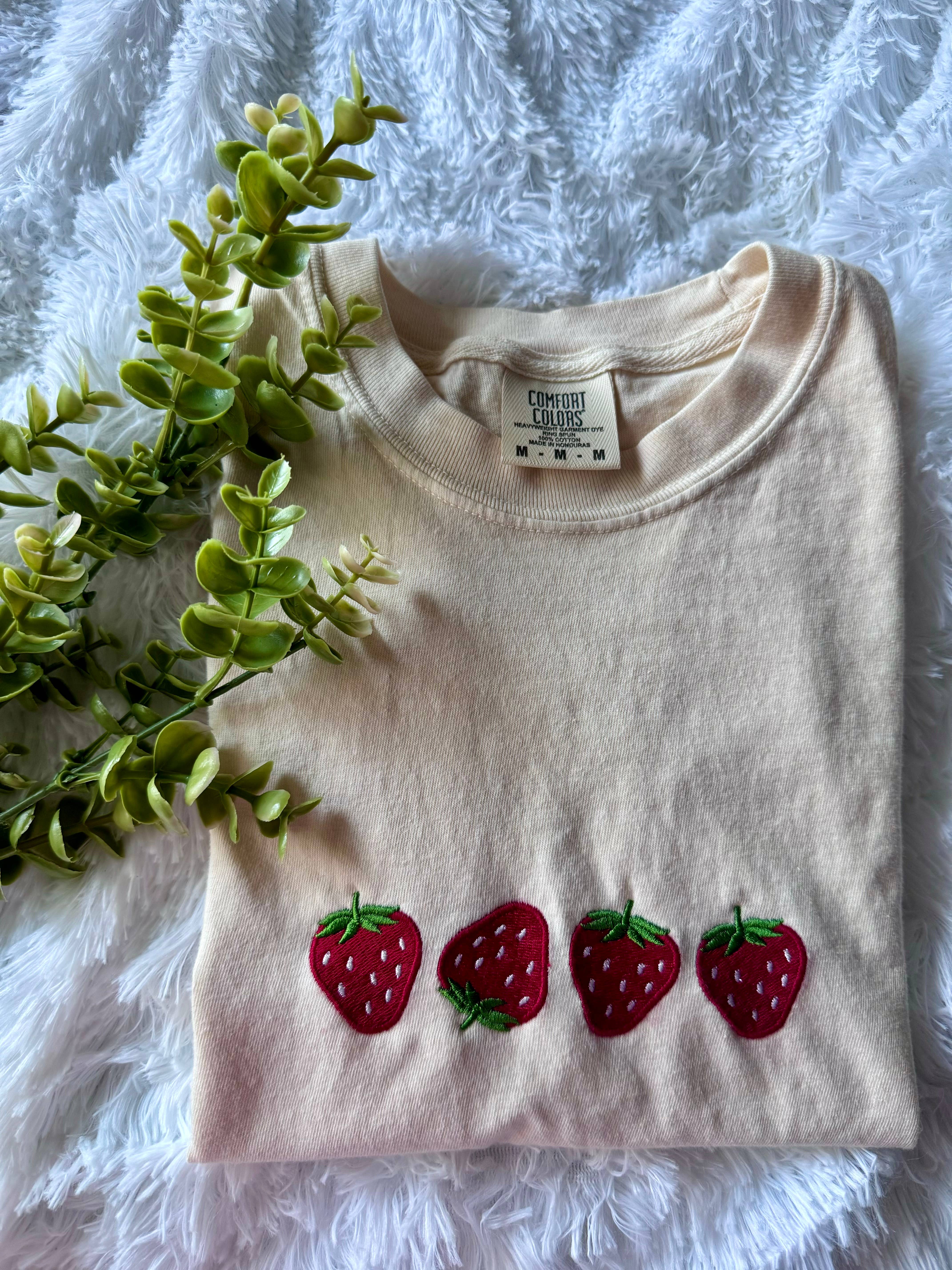 The Rach Co LLC - Vendita all'ingrosso Maglietta - Donna - T-shirt ricamata con fragole2