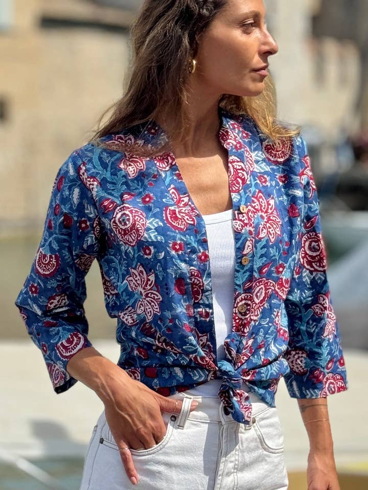 Chemisier Femme en Coton Indien Block Print – Bleu à Motif Floral, Manches 3/4, Col V, Boutons en Bois pour la vente par MALINI FASHION DESIGN PRIVATE LIMITED