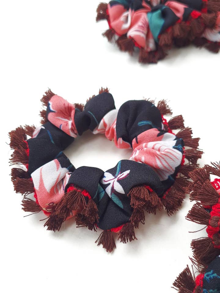 Elásticos de cabelo reciclados com franjas florais. por atacado de Beige & Co Thai Crafts