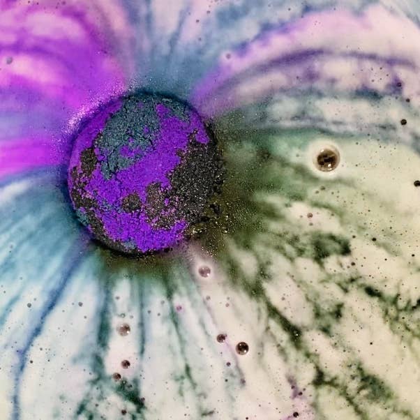Heavenly Bubbles – wholesale Bath bomb/fizz – Handmade Galaxy Large XL Sphere Blackcurrant Bath Bomb4
