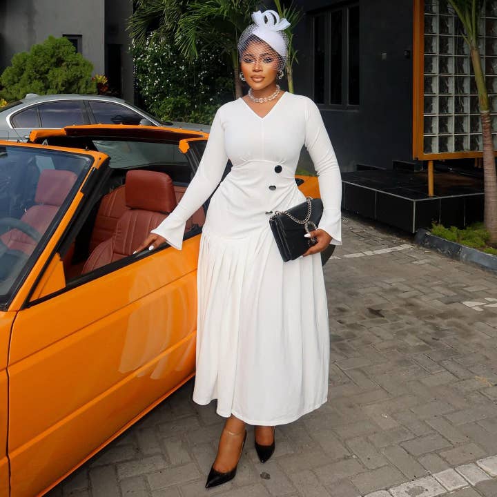 Robe maxi à volants avec col en V à la mode pour la vente par DREAM VERA APPAREL