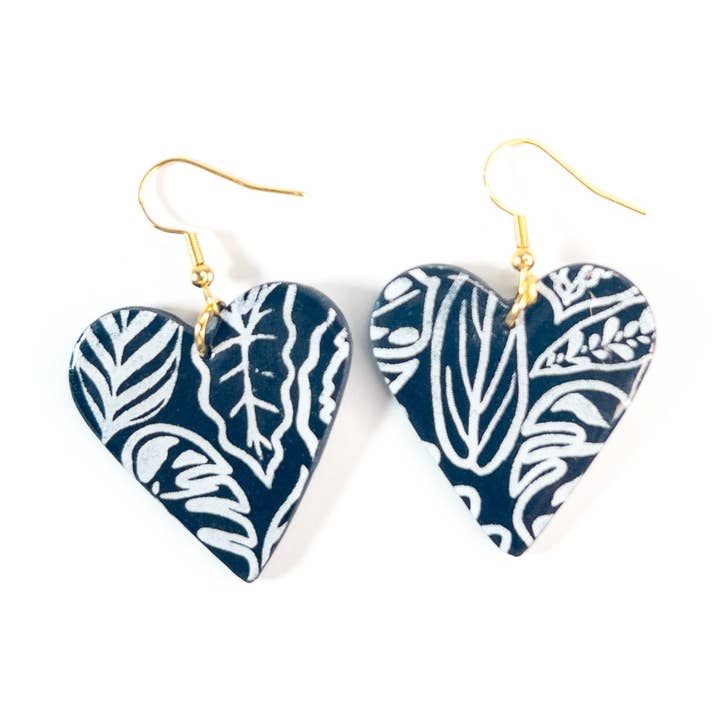 Orecchini a cuore con stampa botanica nera per la vendita all'ingrosso da parte di Jess Adams Design