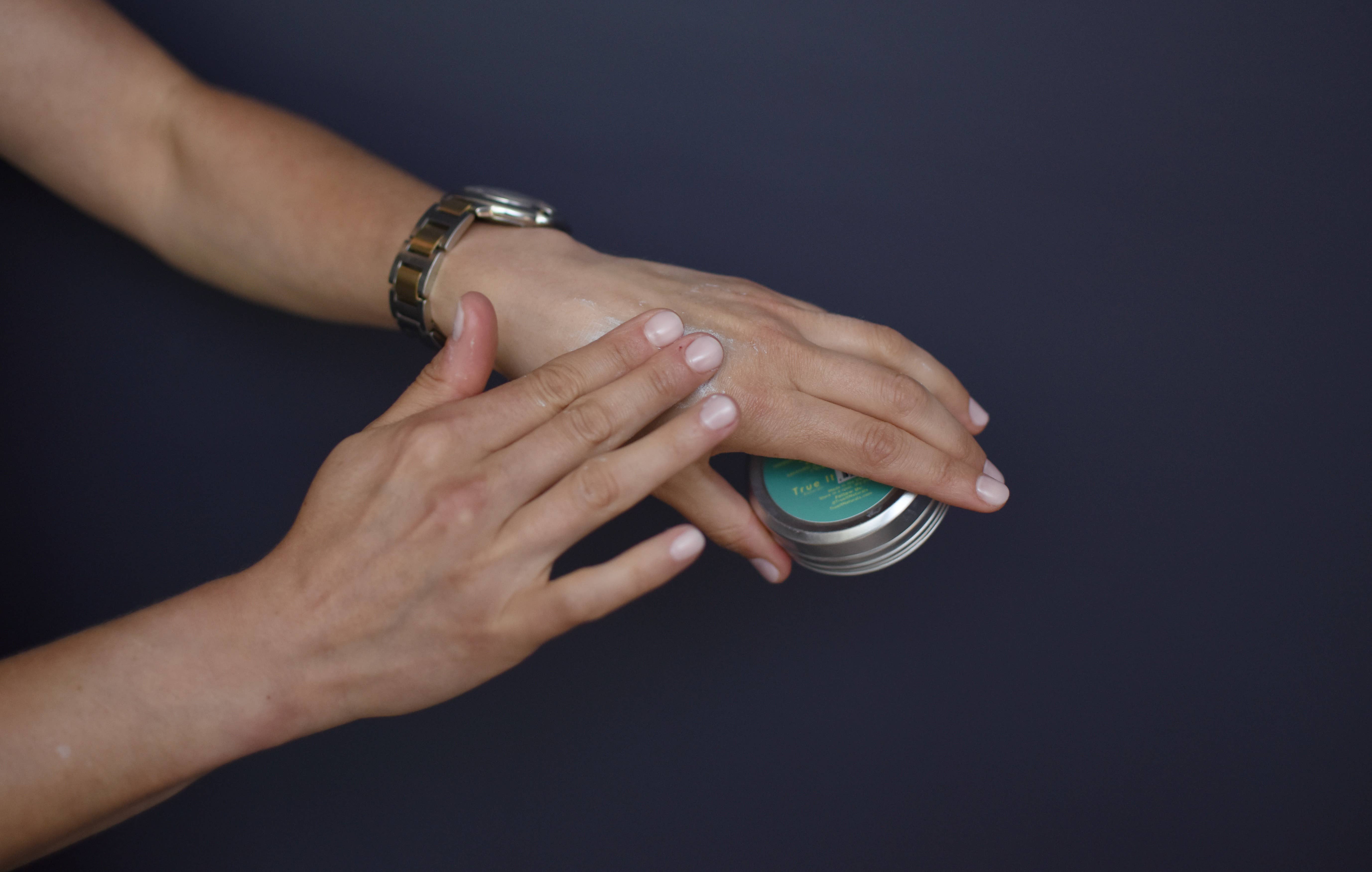 True It Naturals - Wholesale Sunscreen - Eucalyptus/Lavender BEE BRIGHT | Mineral Sunscreen Tin SPF301