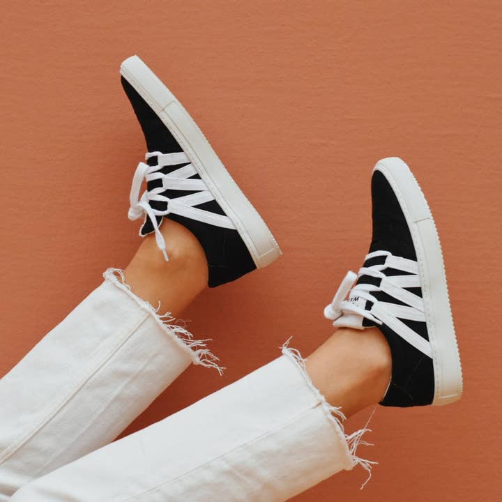 VAER – Großhandel Lifestyle-Sneaker – Damen – VAER Black Phoenix nachhaltiger Sneaker – Kreislaufwirtschaft & Upcycling3