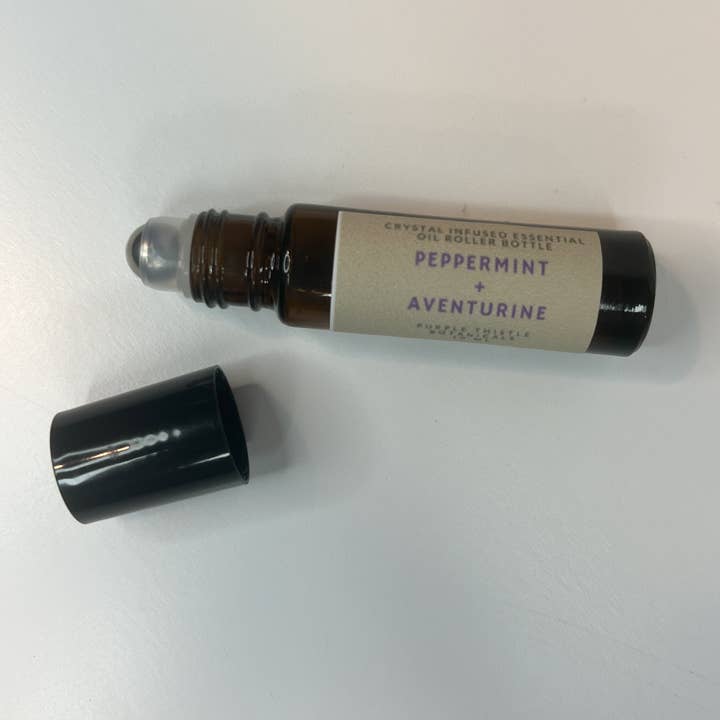 Boccetta a rullo con olio essenziale infuso con cristallo di menta piperita + avventurina per la vendita all'ingrosso da parte di Purple Thistle Botanicals
