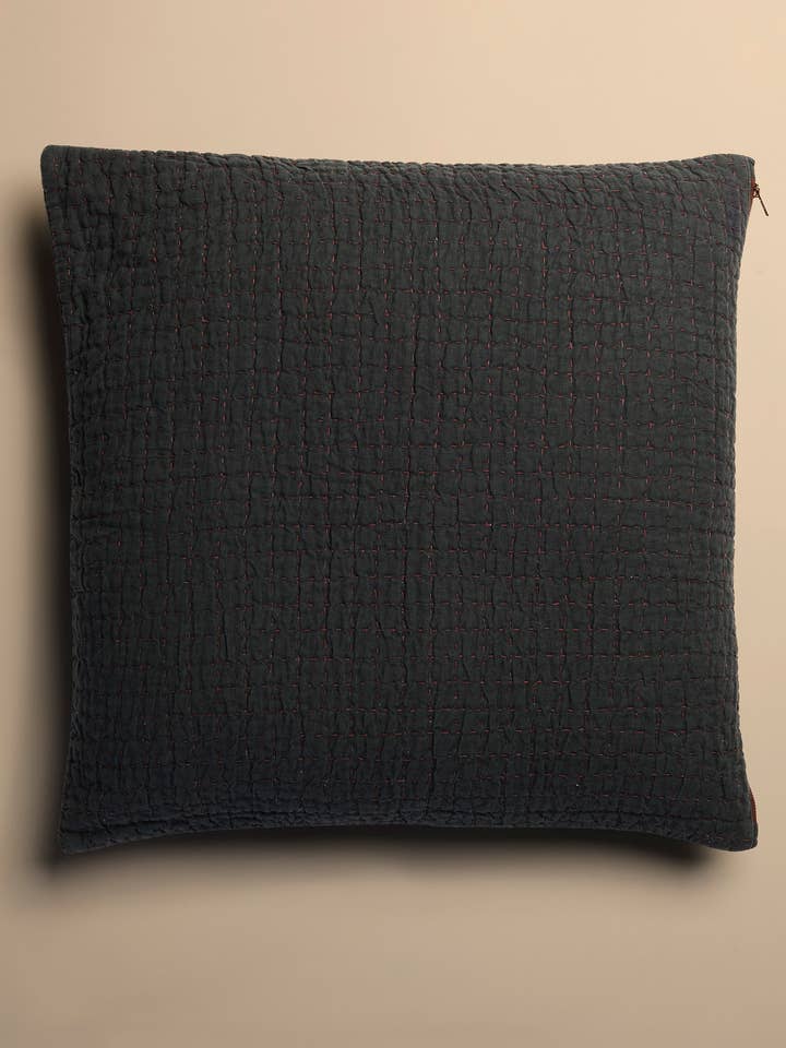 Housse de Coussin Matelassée en Chanvre Jasper - Minuit pour la vente par Evenfall Home