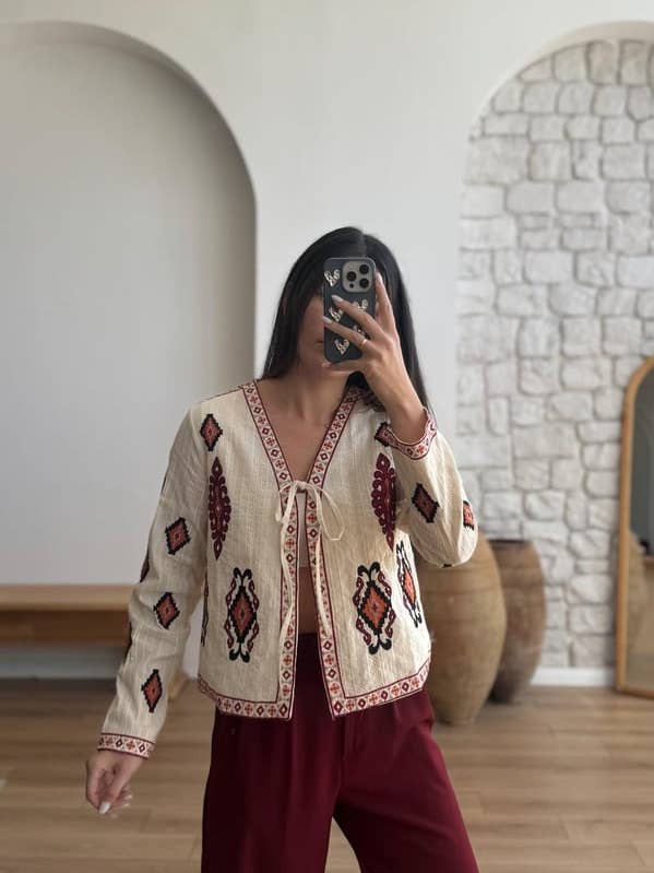 miglo - Wholesale Jas - Dames - Crèmekleurige Boheemse jas met borduursel aan de voorkant