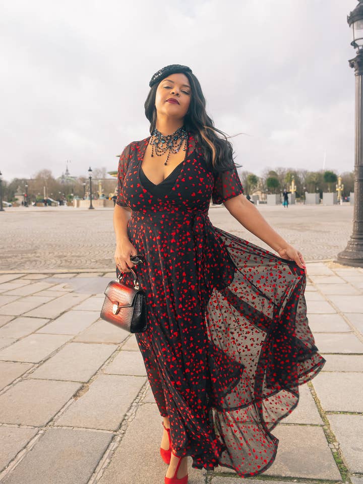 Lydia-Wickelkleid in Schwarz mit Queen of Hearts beflocktem Mesh. für den Großhandel von Wax Poetic Clothing