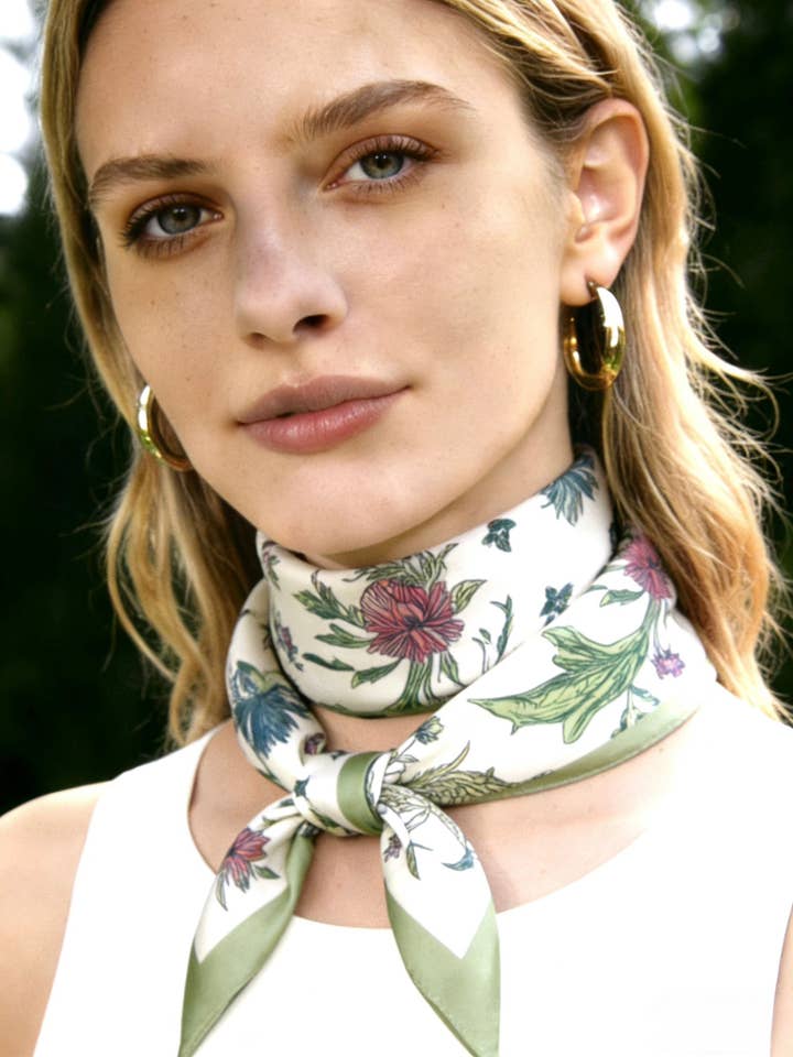 D-368 Foulard touche soie 70x70 motif fleuri pour la vente par LINETA