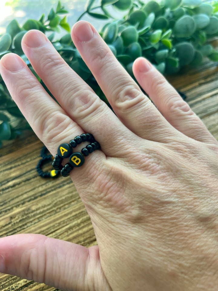 Ensemble de bagues lettres extensibles noires pour la vente par Lolabelle Jewelry