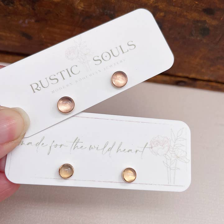 Fijne roze oorstekers voor wholesale door Rustic Souls