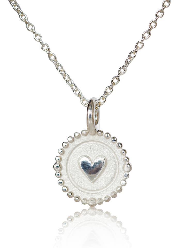 Collier Mini Charm Coeur - Argent Sterling pour la vente par Erin Pelicano Jewelry