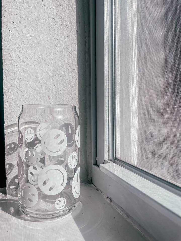 Verre à collage Smiley pour la vente par judi k designs