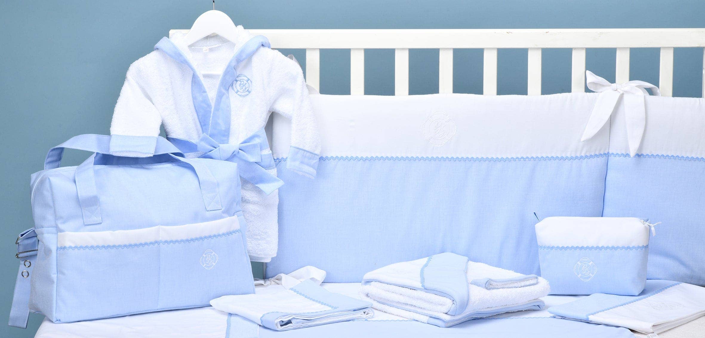 Bebe Sweeny - Wholesale Towel Set - PETIT MARIN | White & Blue Hooded Towel & Washcloth (2)1