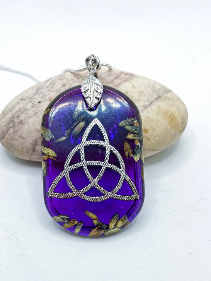 Collier à nœuds Triquetra pour la vente par Vivian Treasury