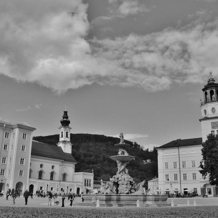 Salzburg Residenzplatz Europa Schwarz-Weiß-Poster Fotodruck für den Großhandel von Mo & Paul Photography