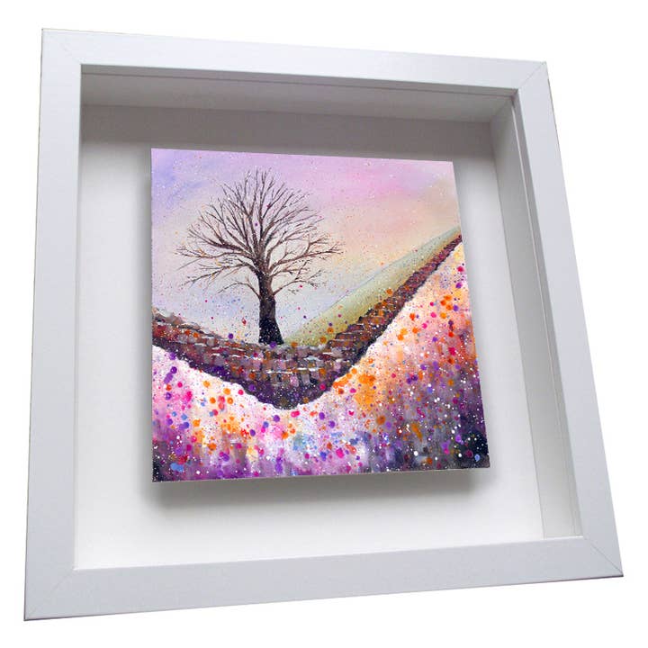 Piastrella in ceramica incorniciata Sycamore Gap Snow per la vendita all'ingrosso da parte di Emily Ward Art