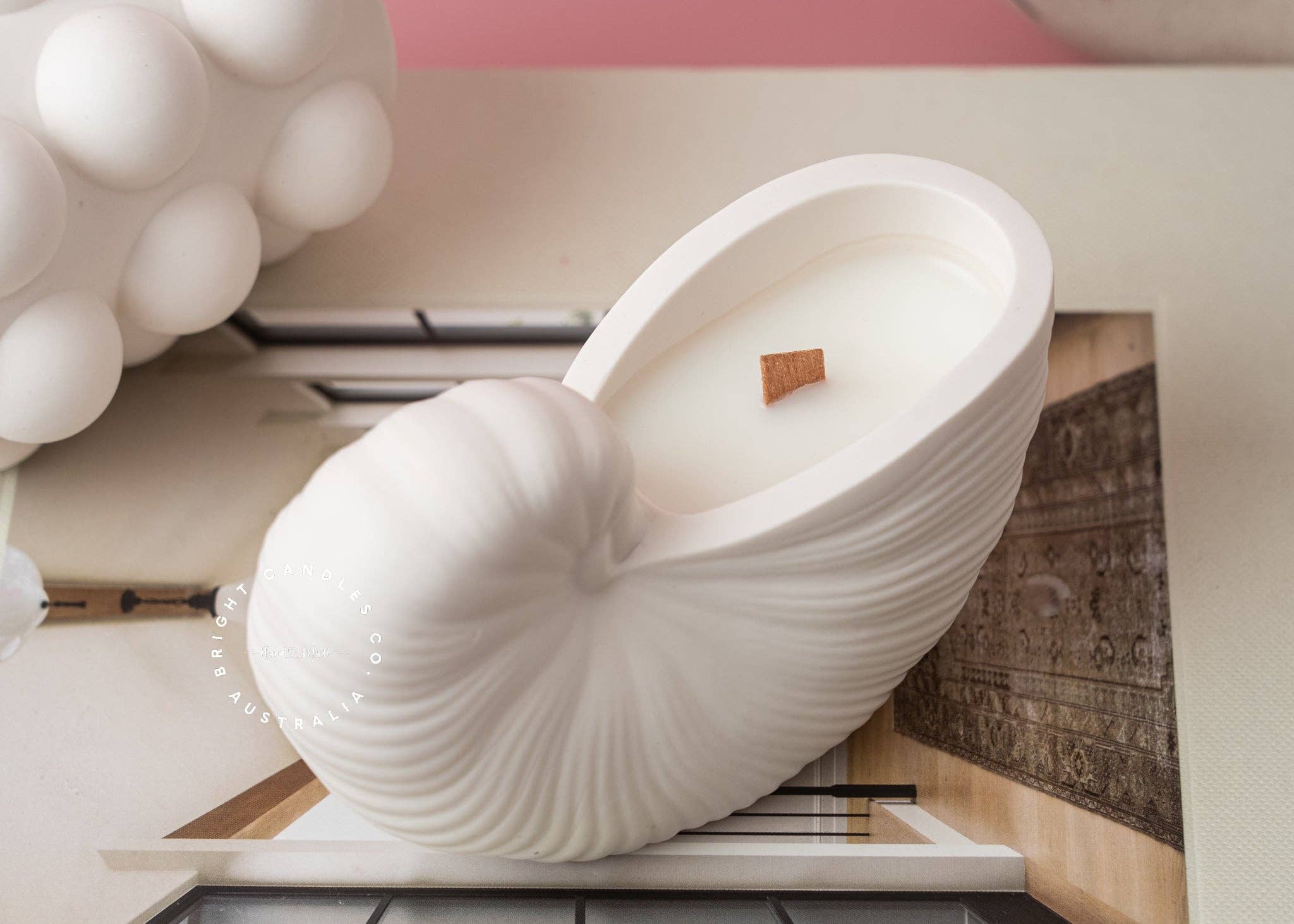 Bright Candles Co. - Venta al por mayor Velas de diseño llamativo - Vela aromática de cera de coco y conchas2