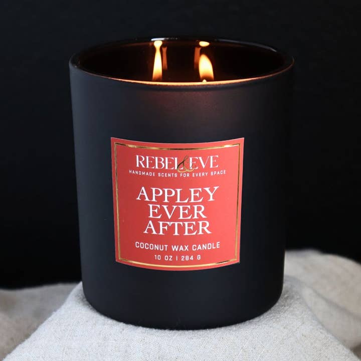 Appley Ever After – Bagt æblecrumble & vanilje efterårslys for engroshandel hos Rebel and Eve Candle Company
