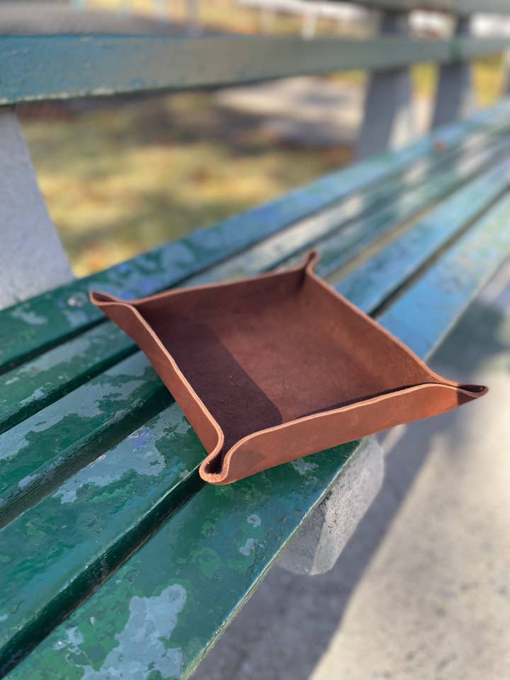 Leder Ablageschale - handgefertigt aus pflanzlich gegerbtem Leder für den Großhandel von Leather and Painted