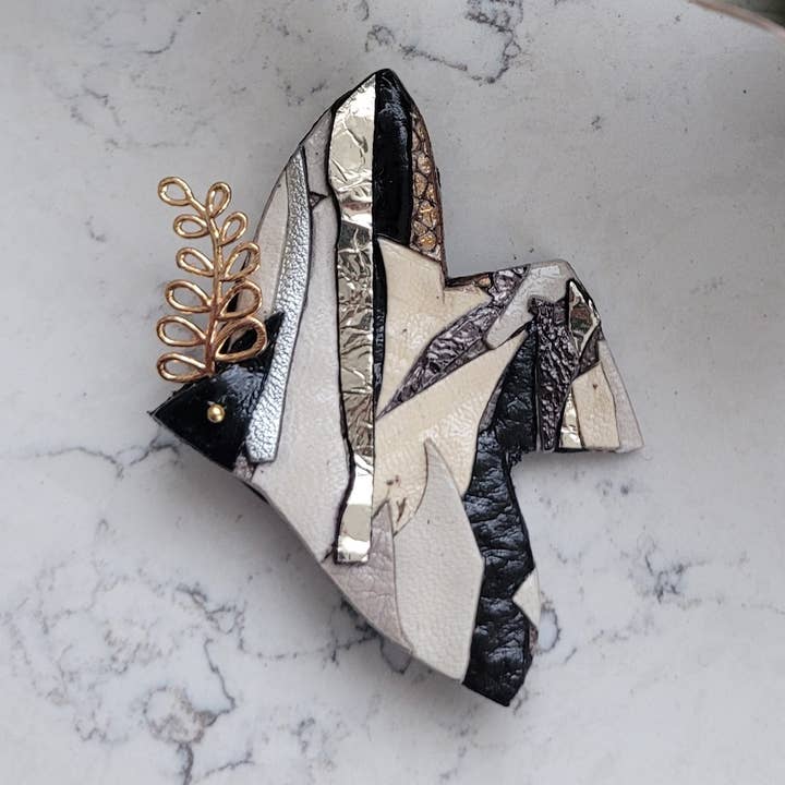 Broche pomba em couro nas cores preto cru prata por atacado de Onëhj