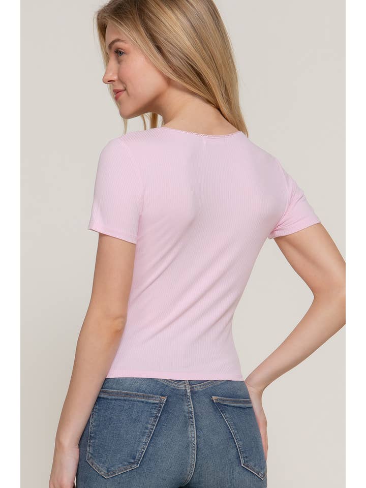 Active Basic | Active USA – wholesale Stickad topp - Dam – Kortärmad topp med rund halsringning, spets och satinrosett i ribbstickat tyg1