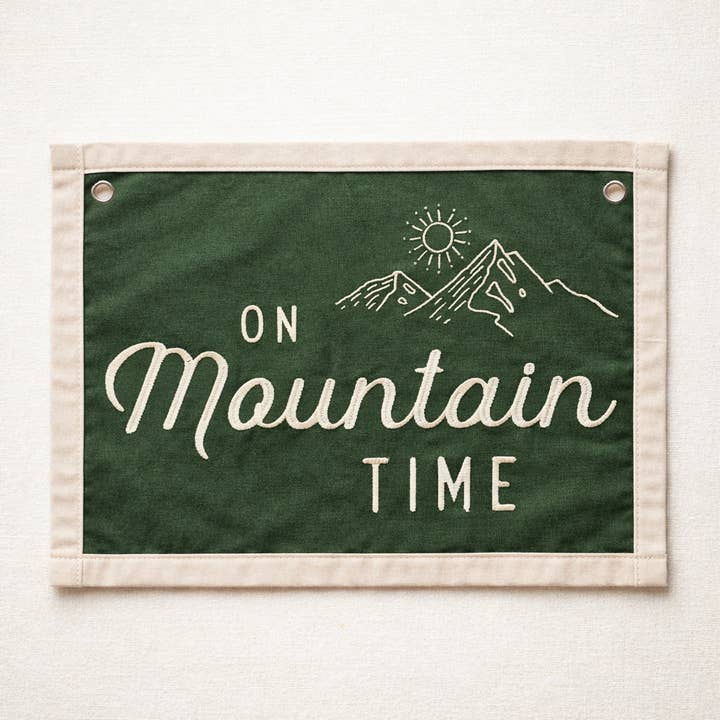 Sur la bannière de toile de l'heure des montagnes | Fanion pour la vente par Elevation Goods