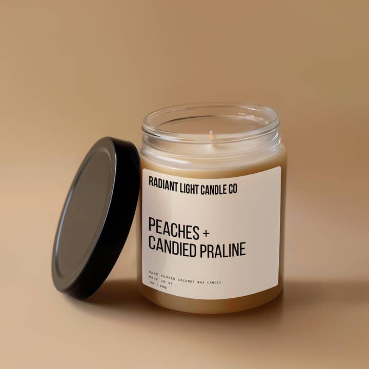 Perziken + Gekonfijte Praliné Geurende 7oz Glazen Herfstkaars voor wholesale door Radiant Light Inc