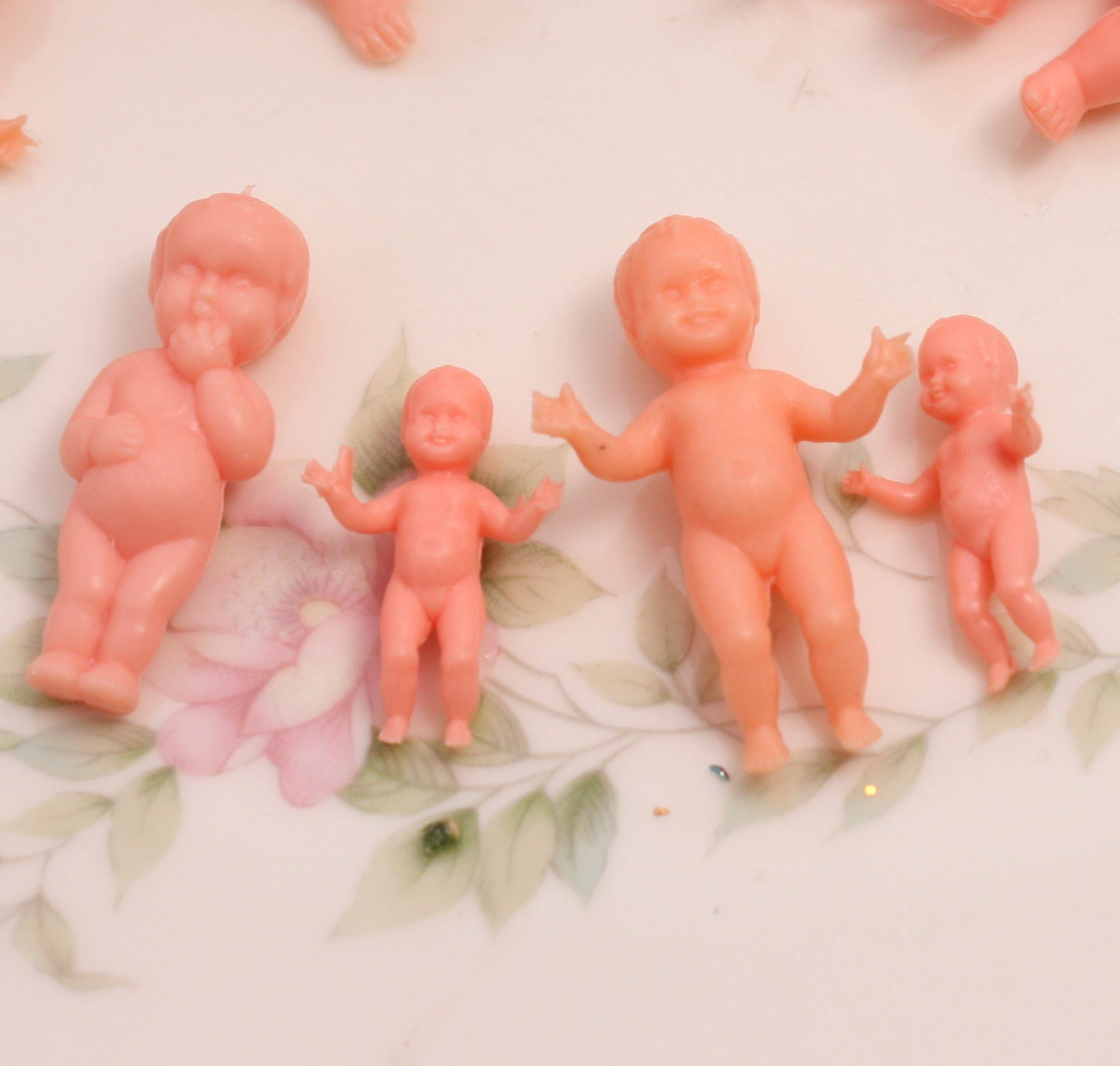 Meyer Imports - Vente Poupée – enfant - Bébé - Ensemble de 24 pièces - 1" de hauteur - Mini poupées rétro - IV3-36706